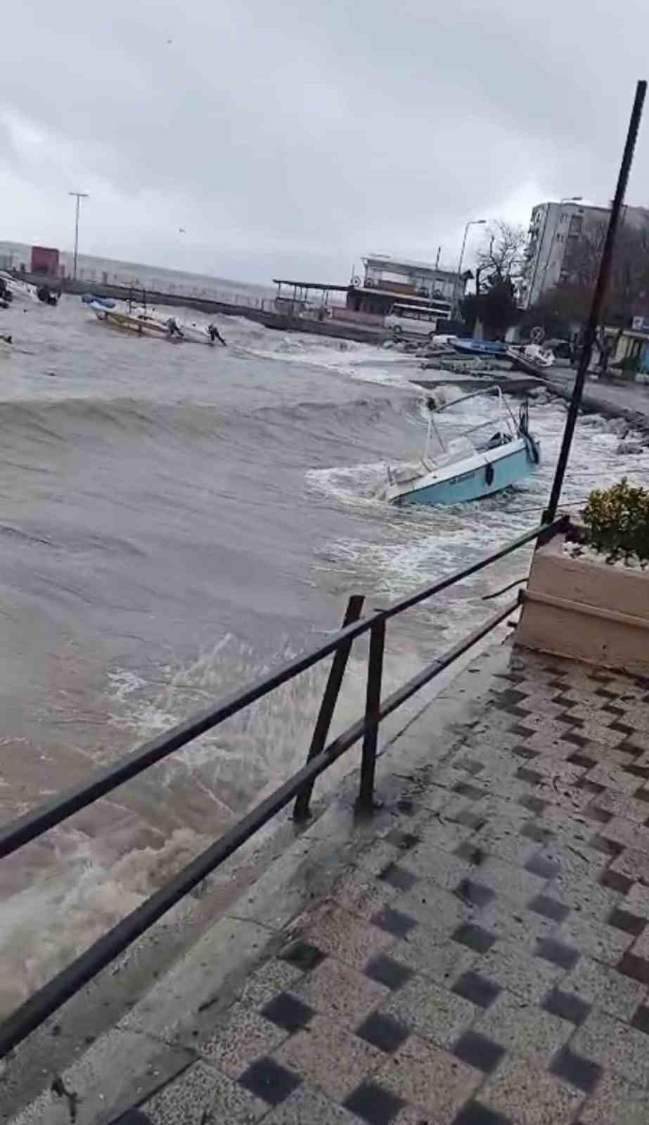Gemlik ve Kumla’yı lodos vurdu, çok sayıda tekne battı
