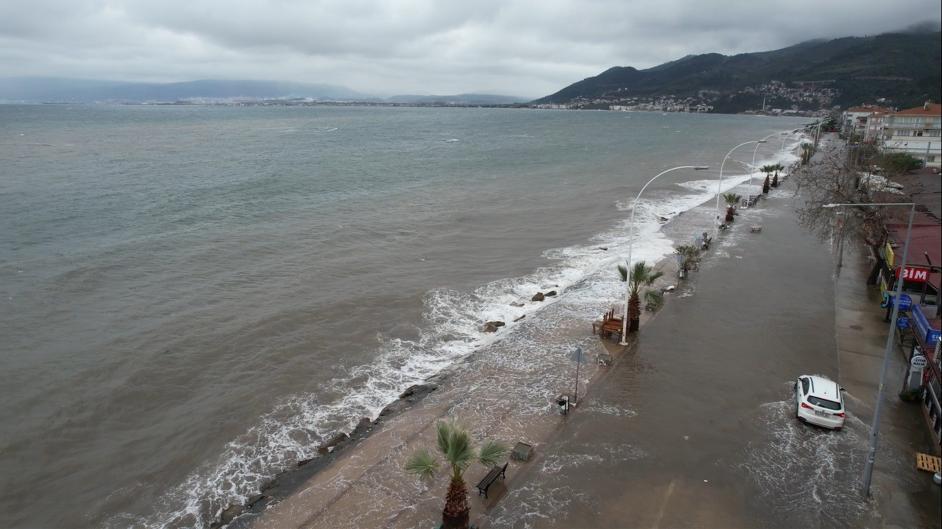 Gemlik’te deniz taştı, sahil yolu sular altında kaldı...O anlar havadan görüntülendi
