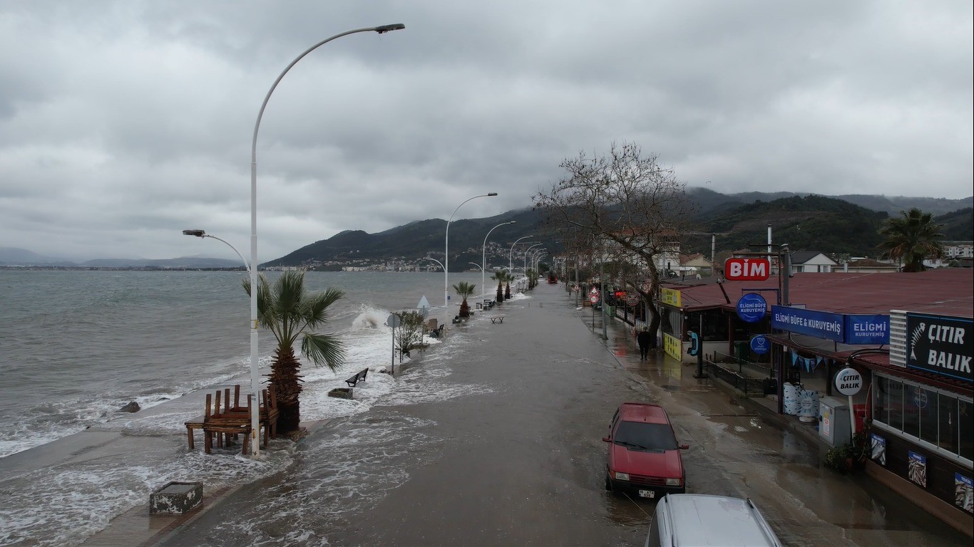 Gemlik’te deniz taştı, sahil yolu sular altında kaldı...O anlar havadan görüntülendi
