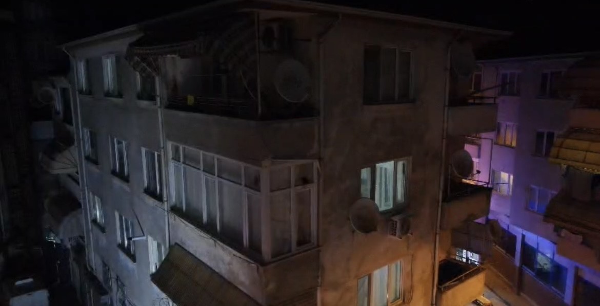 Gemlik’te hasarlı apartman tahliye edildi, sokak trafiğe kapatıldı
