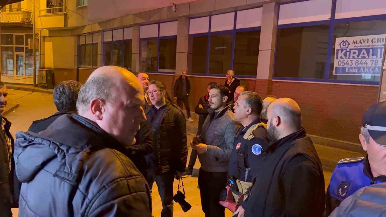 Gemlik’te hasarlı apartman tahliye edildi, sokak trafiğe kapatıldı
