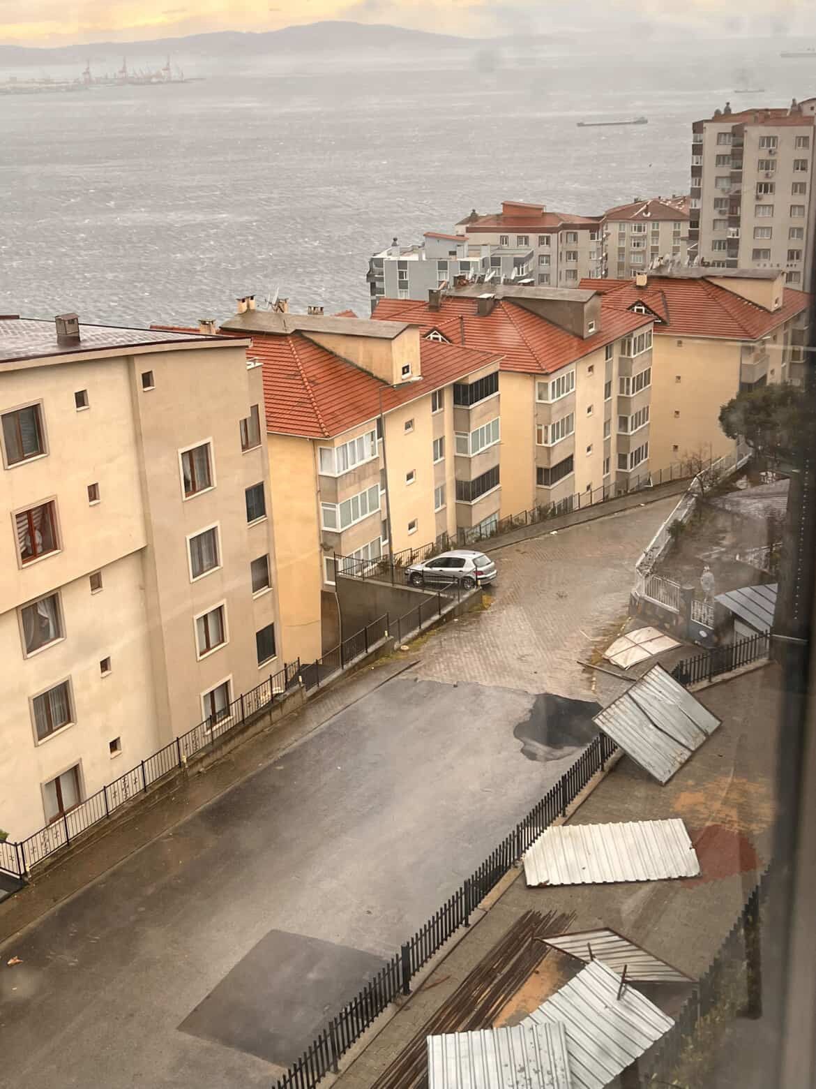 Gemlik’te şiddetli lodos sebebiyle çatılar bir bir uçtu
