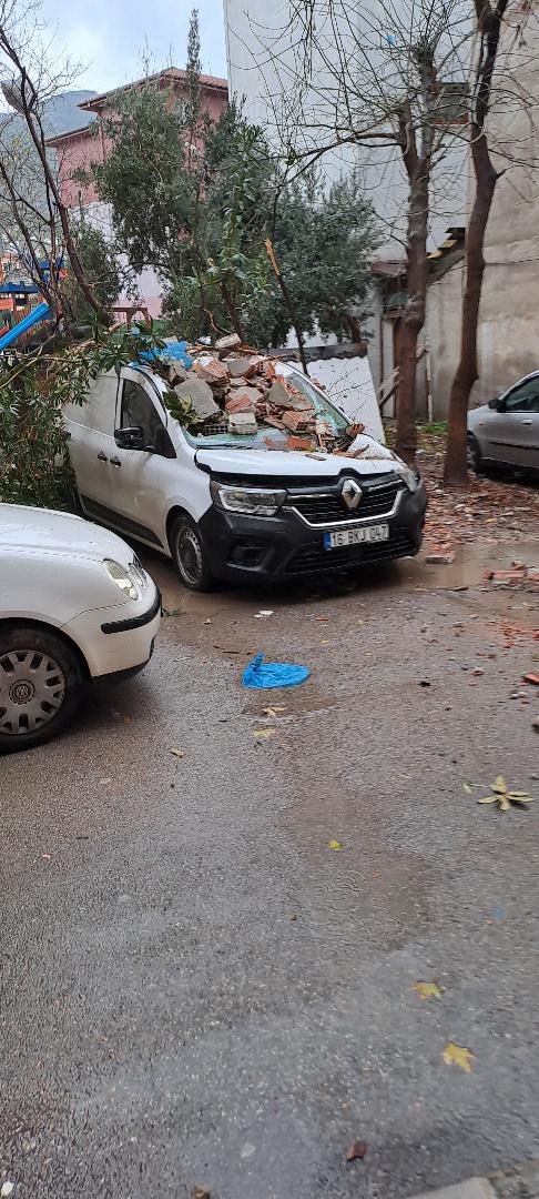 Gemlik’te şiddetli lodos sebebiyle çatılar bir bir uçtu
