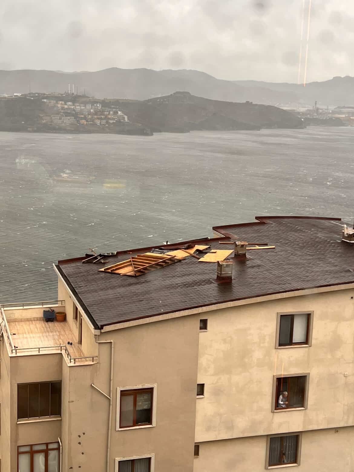 Gemlik’te şiddetli lodos sebebiyle çatılar bir bir uçtu
