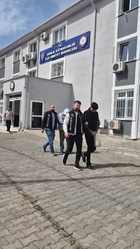 Gemlik’te uyuşturucu tacirlerine operasyon
