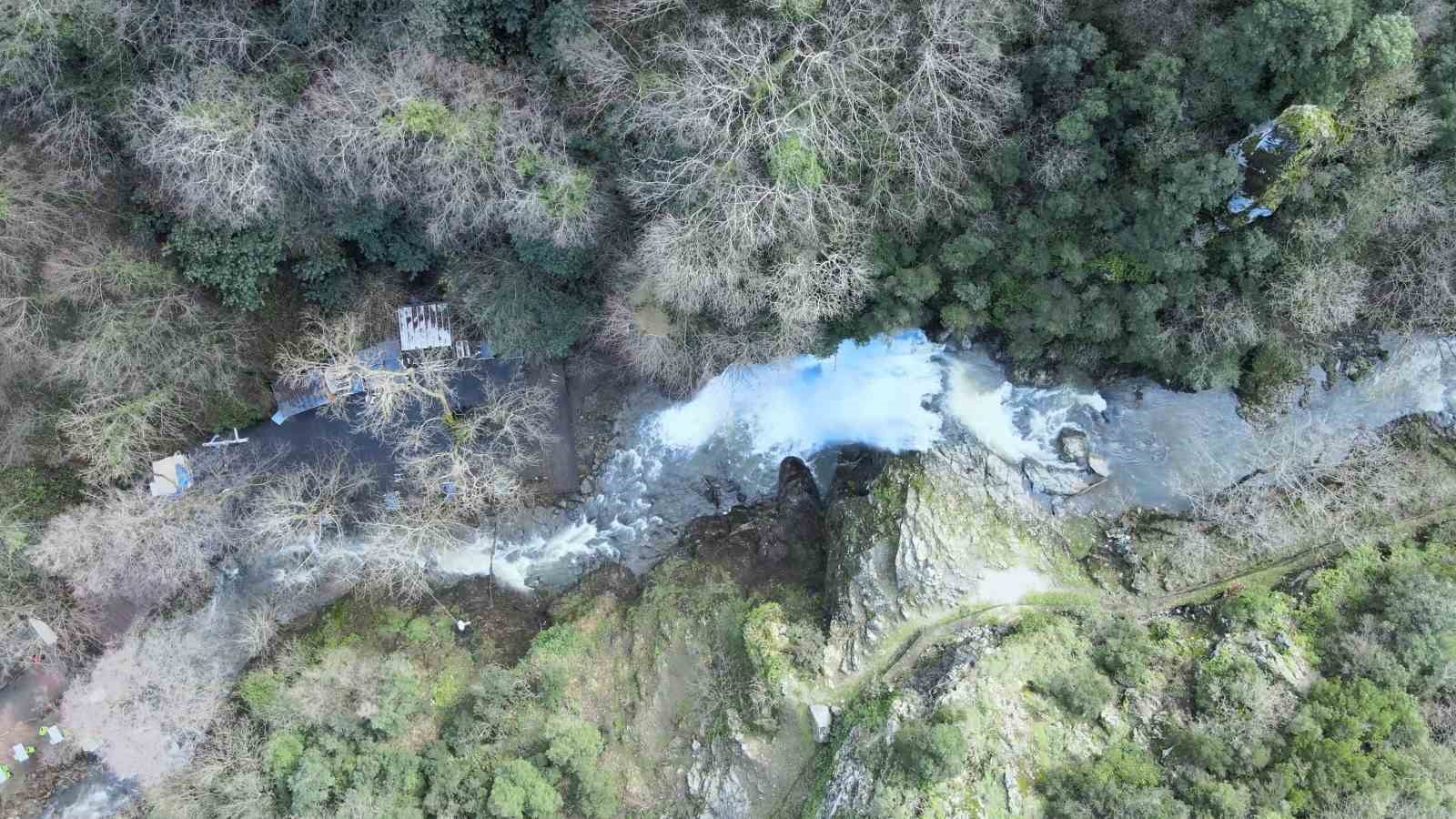 Gemlik’te yağmurlar, Sudüşen Şelalesi’ne hayat verdi
