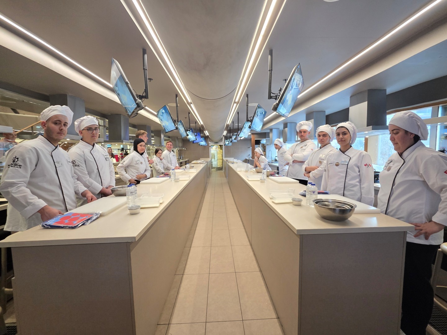 Genç aşçıların mutfak heyecanına ünlü şef Danilo Zanna ortak oldu
