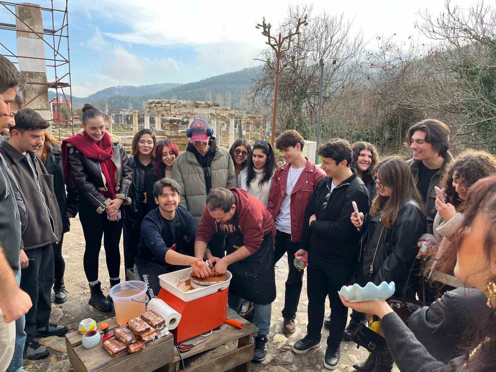 Genç eller geçmişin izlerini seramik ile şekillendirdi
