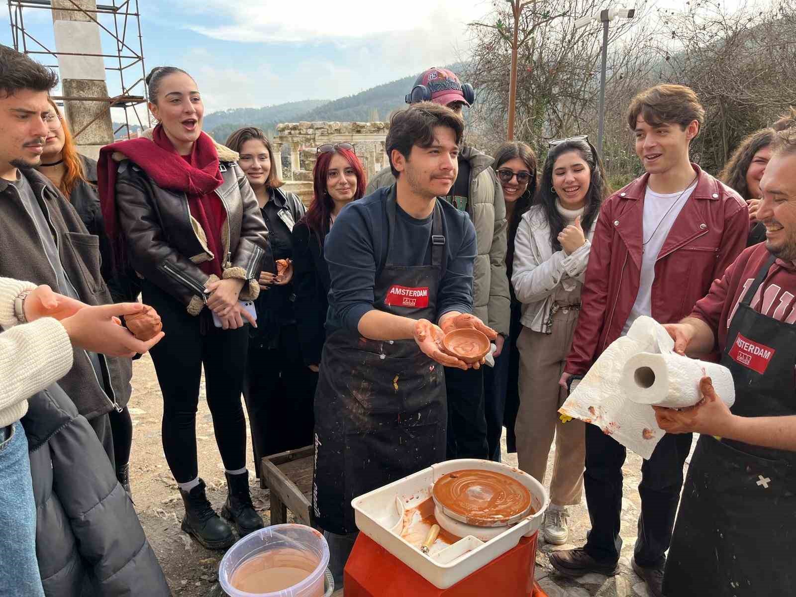 Genç eller geçmişin izlerini seramik ile şekillendirdi
