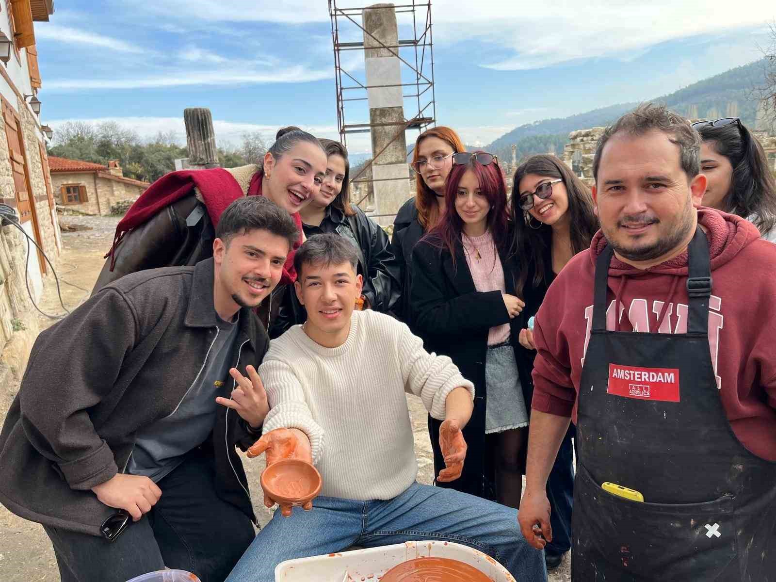 Genç eller geçmişin izlerini seramik ile şekillendirdi
