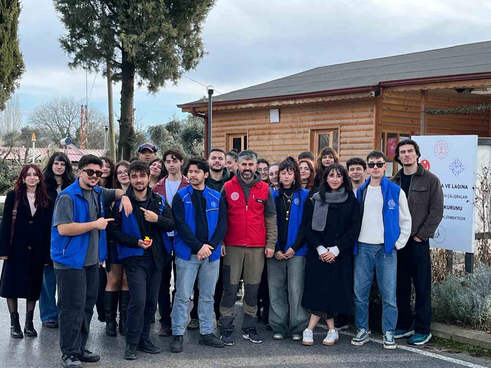 Genç eller geçmişin izlerini seramik ile şekillendirdi
