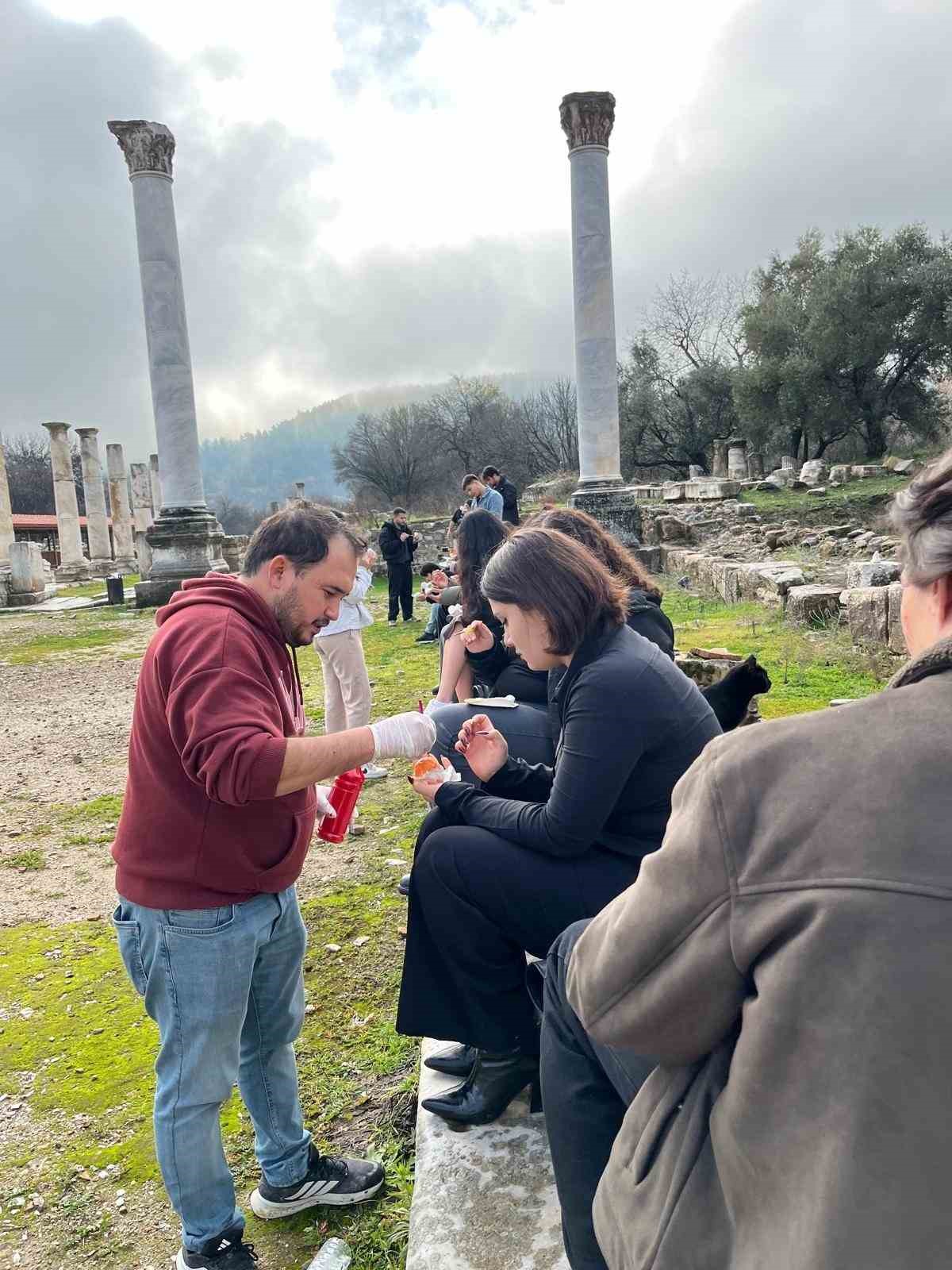 Genç eller geçmişin izlerini seramik ile şekillendirdi
