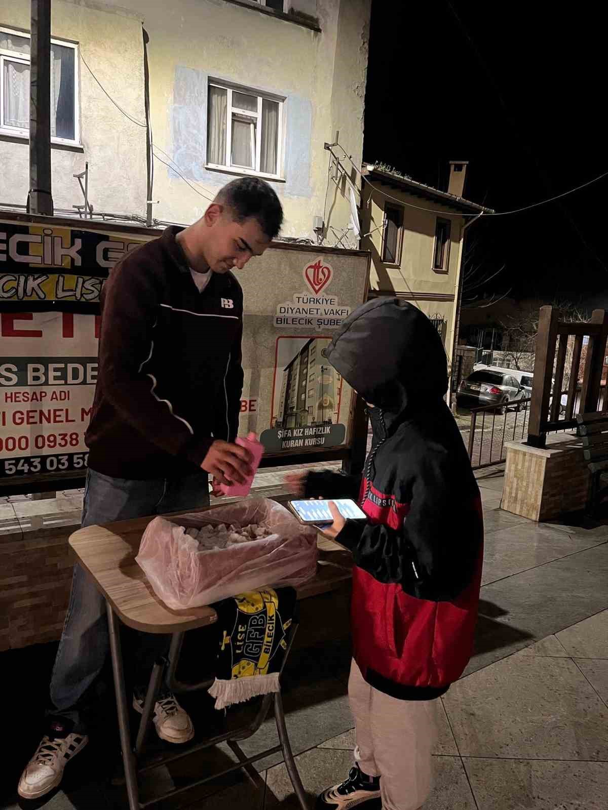 Genç Fenerbahçeliler depremzedeleri unutmadılar
