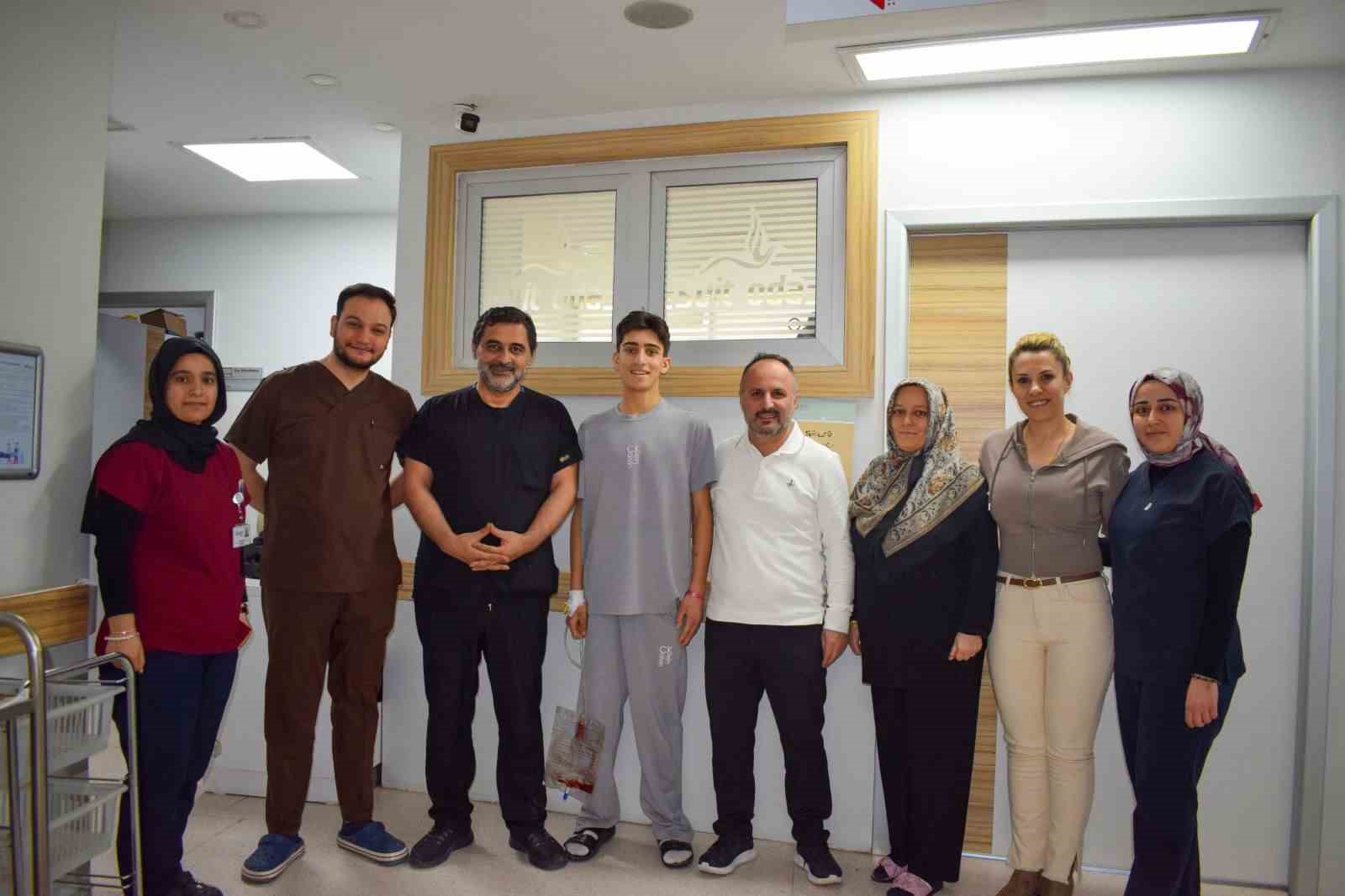 Genç futbolcuya hayat kurtaran müdahale
Genç futbolcuya hayat kurtaran müdahale