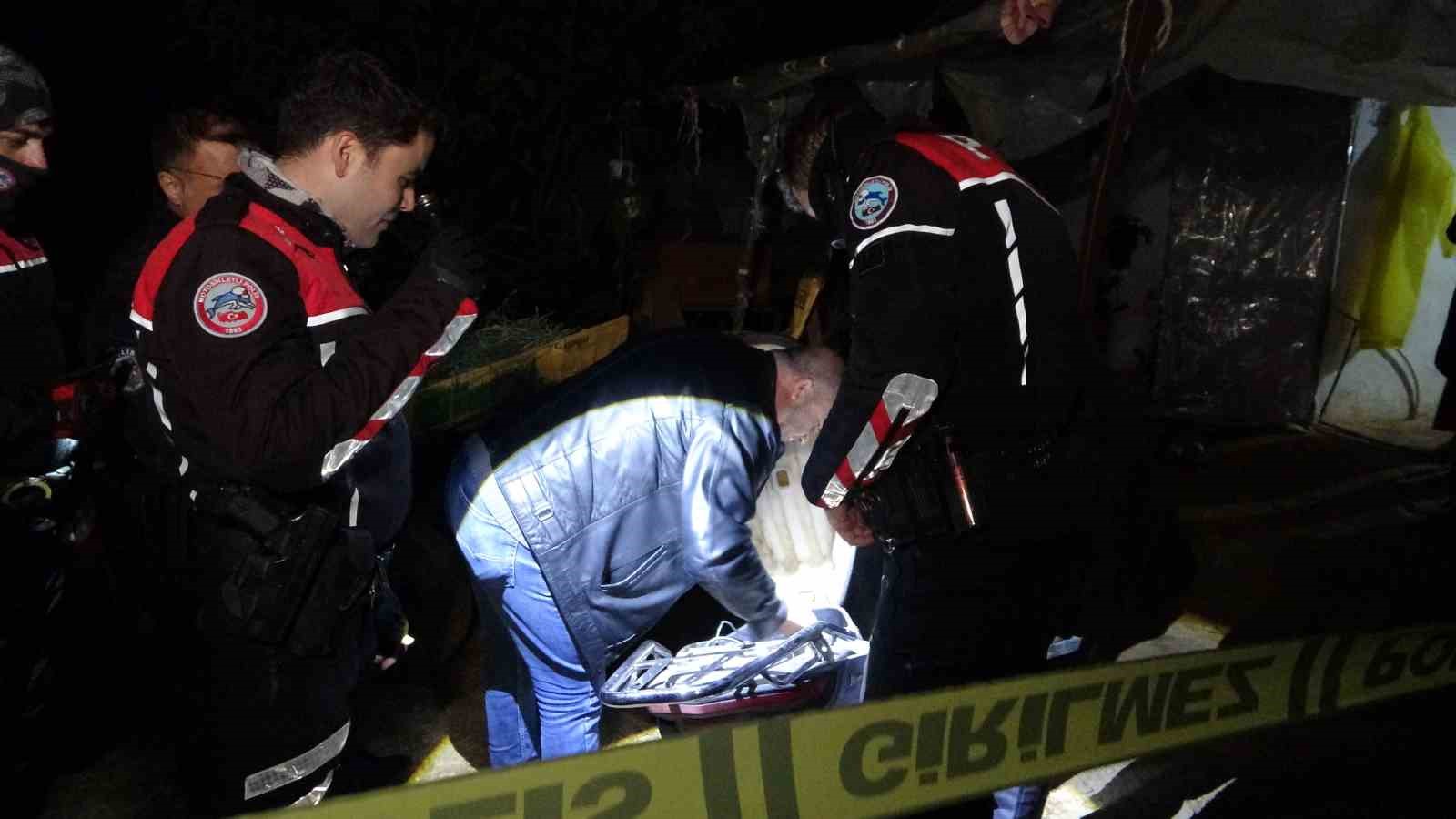 Genç kadın evde silahla göğsünden vurulmuş halde ölü bulundu
