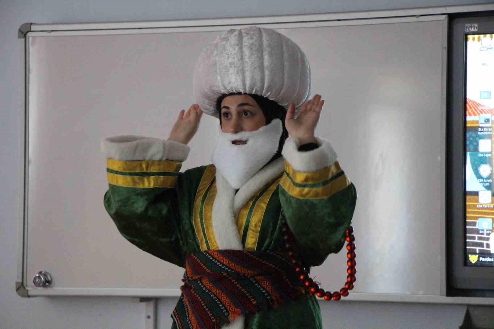 Genç kadınlar, Karagöz ile Hacivat olup "Kâbe’de Hacılar" ilahisini işaret diliyle sahneledi
