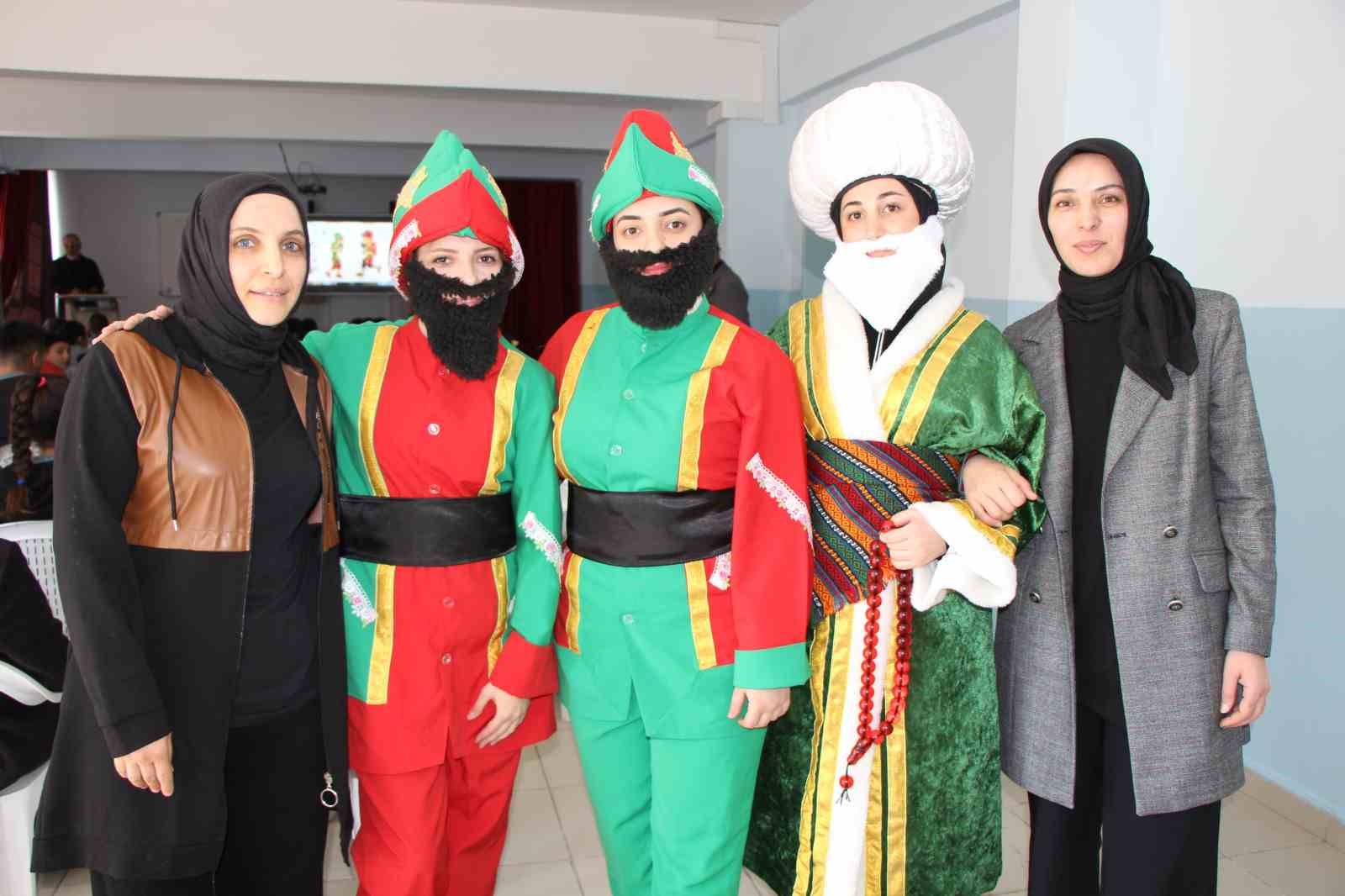 Genç kadınlar, Karagöz ile Hacivat olup "Kâbe’de Hacılar" ilahisini işaret diliyle sahneledi
