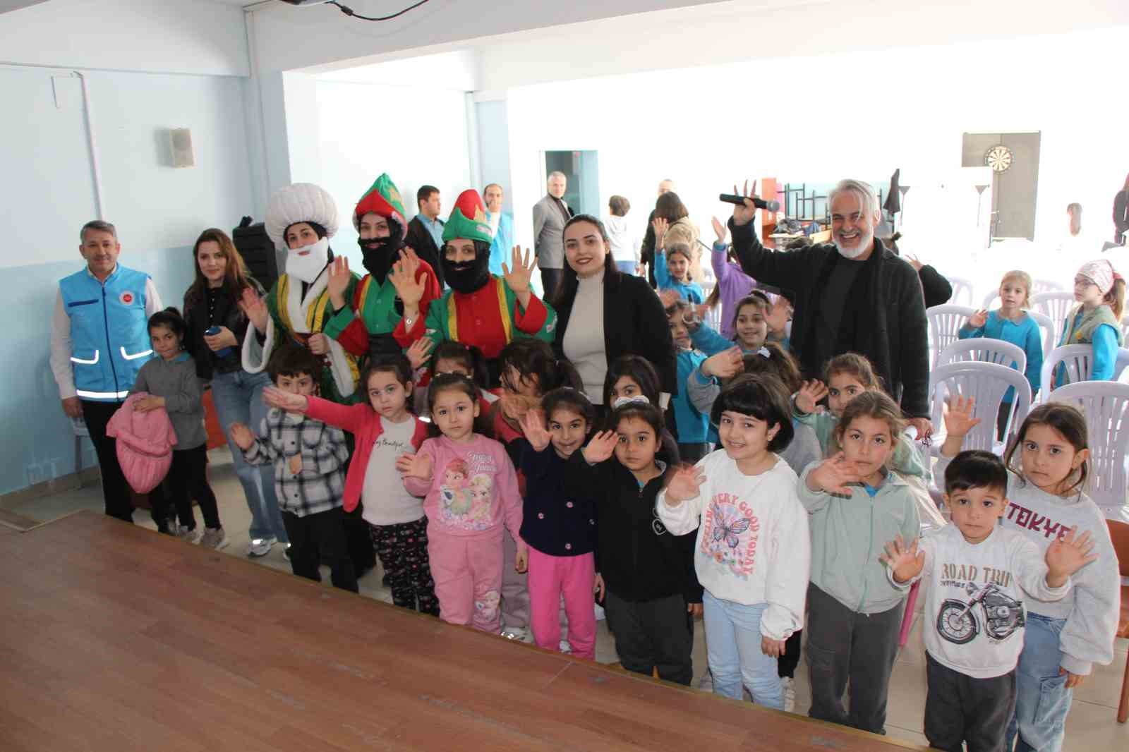 Genç kadınlar, Karagöz ile Hacivat olup "Kâbe’de Hacılar" ilahisini işaret diliyle sahneledi
