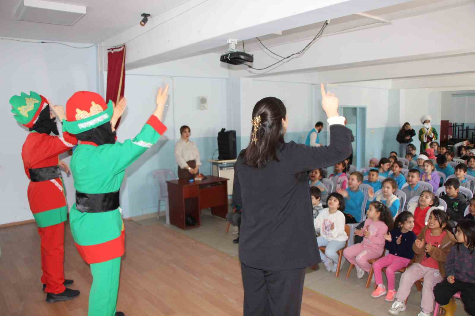 Genç kadınlar, Karagöz ile Hacivat olup "Kâbe’de Hacılar" ilahisini işaret diliyle sahneledi
