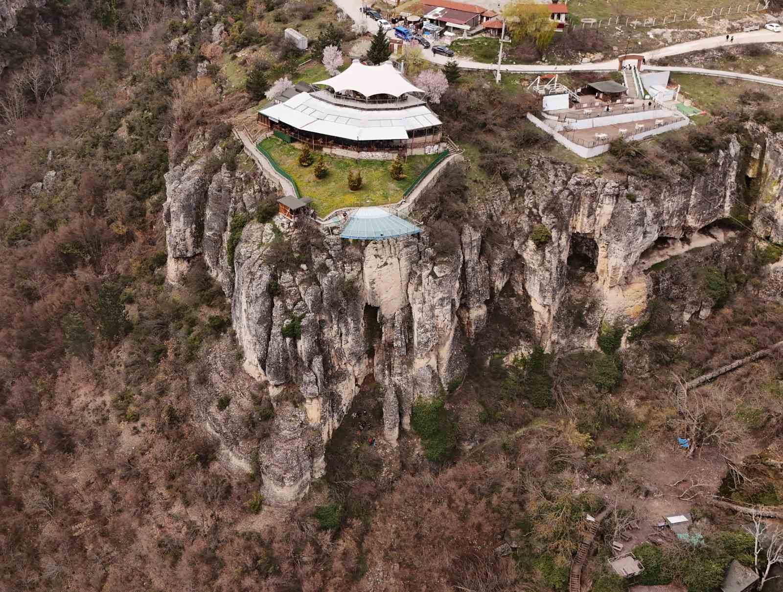Genç kız 80 metre yüksekliğindeki cam terastan kendini boşluğa bıraktı

