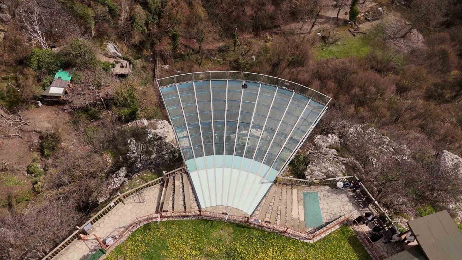 Genç kız 80 metre yüksekliğindeki cam terastan kendini boşluğa bıraktı
