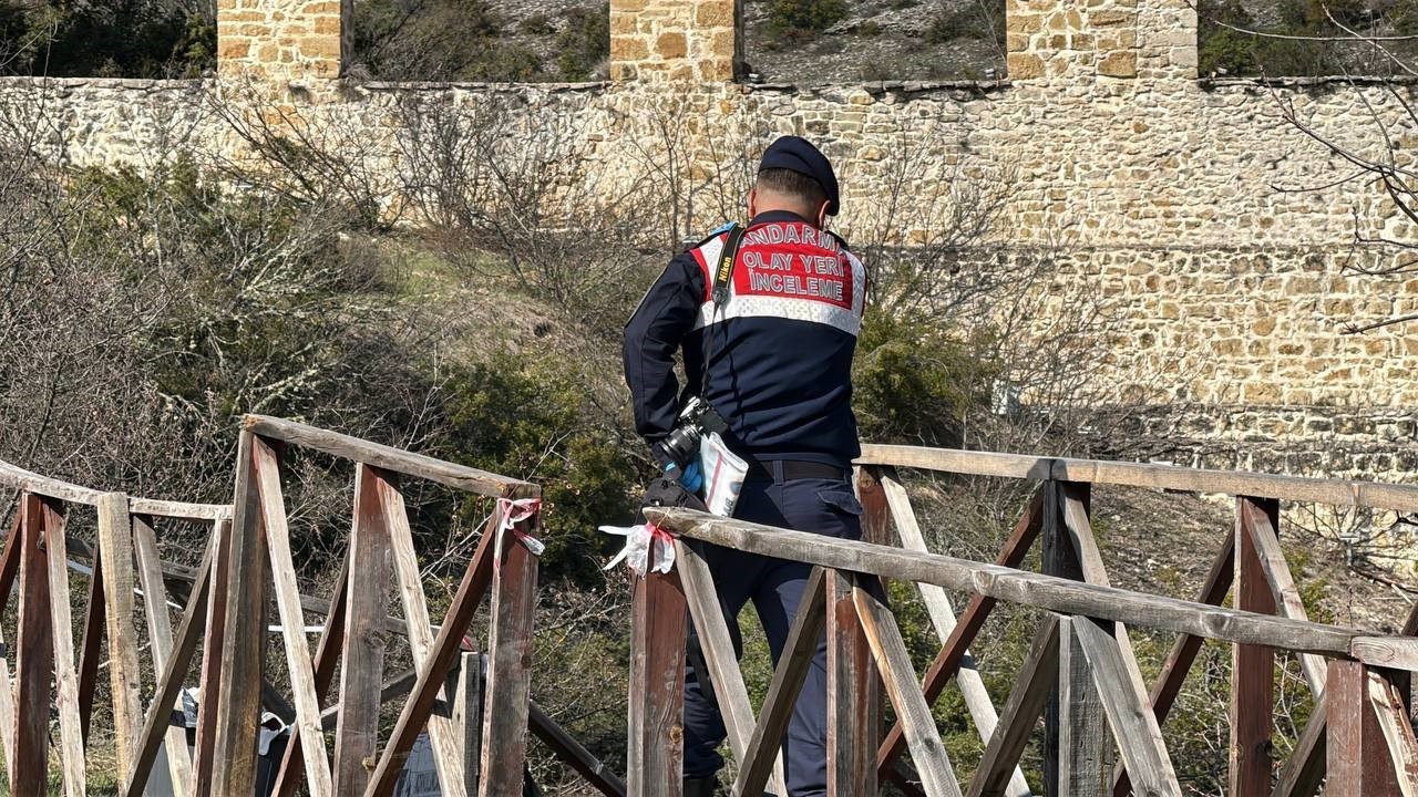 Genç kız 80 metre yüksekliğindeki cam terastan kendini boşluğa bıraktı
