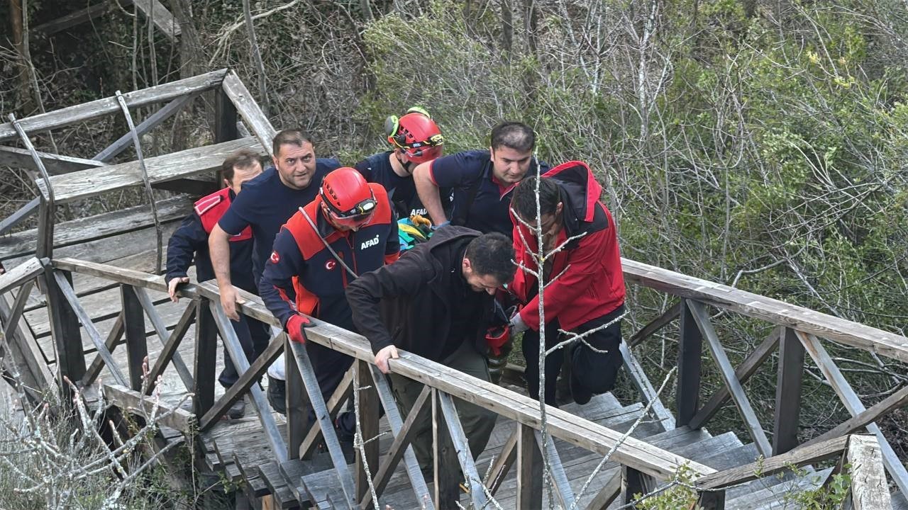 Genç kız 80 metre yüksekliğindeki cam terastan kendini boşluğa bıraktı

