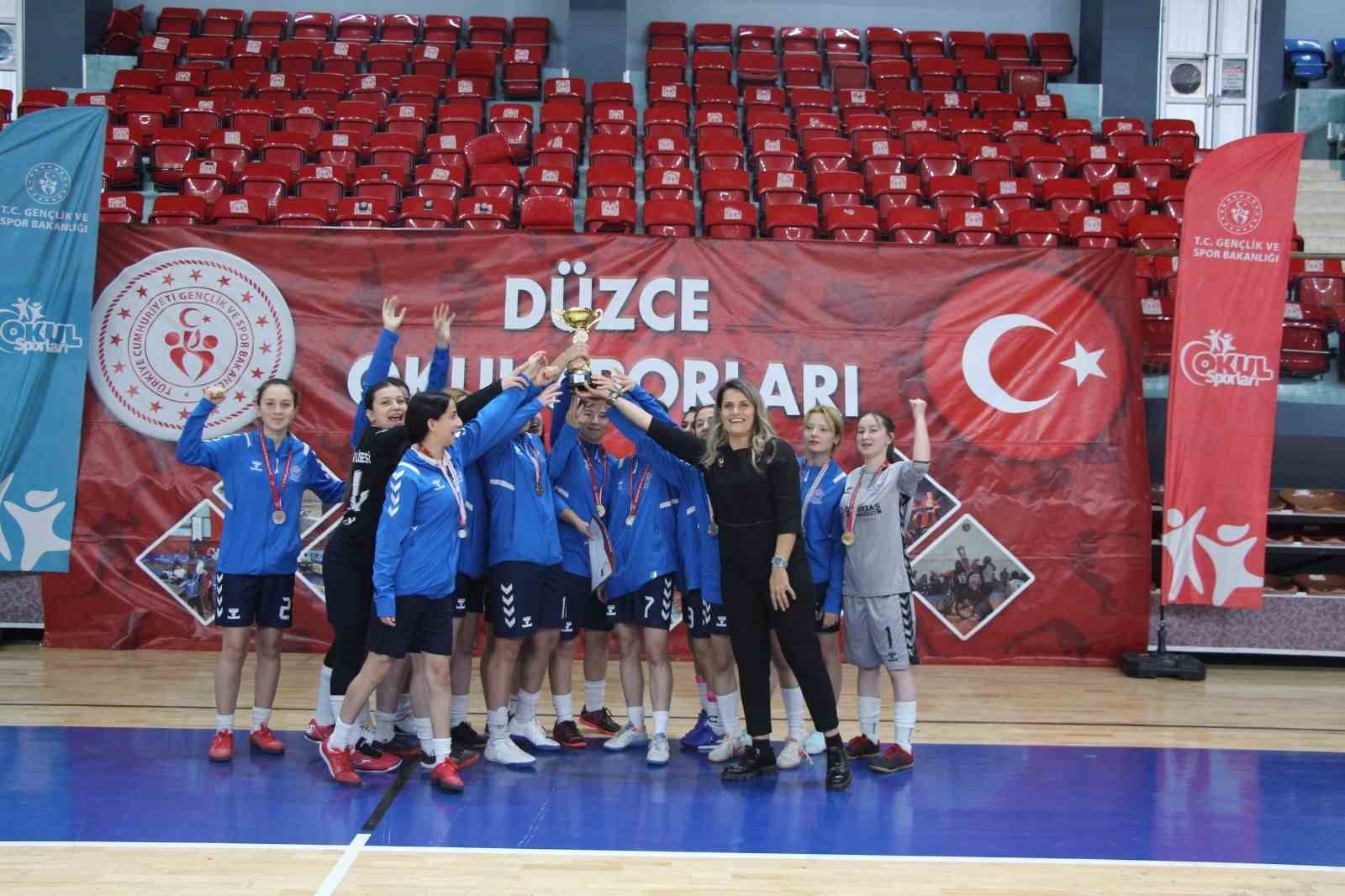 Genç kızlar futsalda şampiyon Düzce Spor Lisesi oldu
