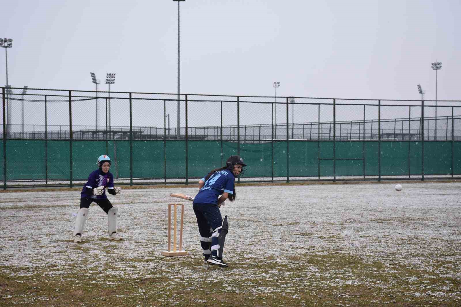 Genç Kızlar Kriket’te şampiyon Spor Lisesi oldu
