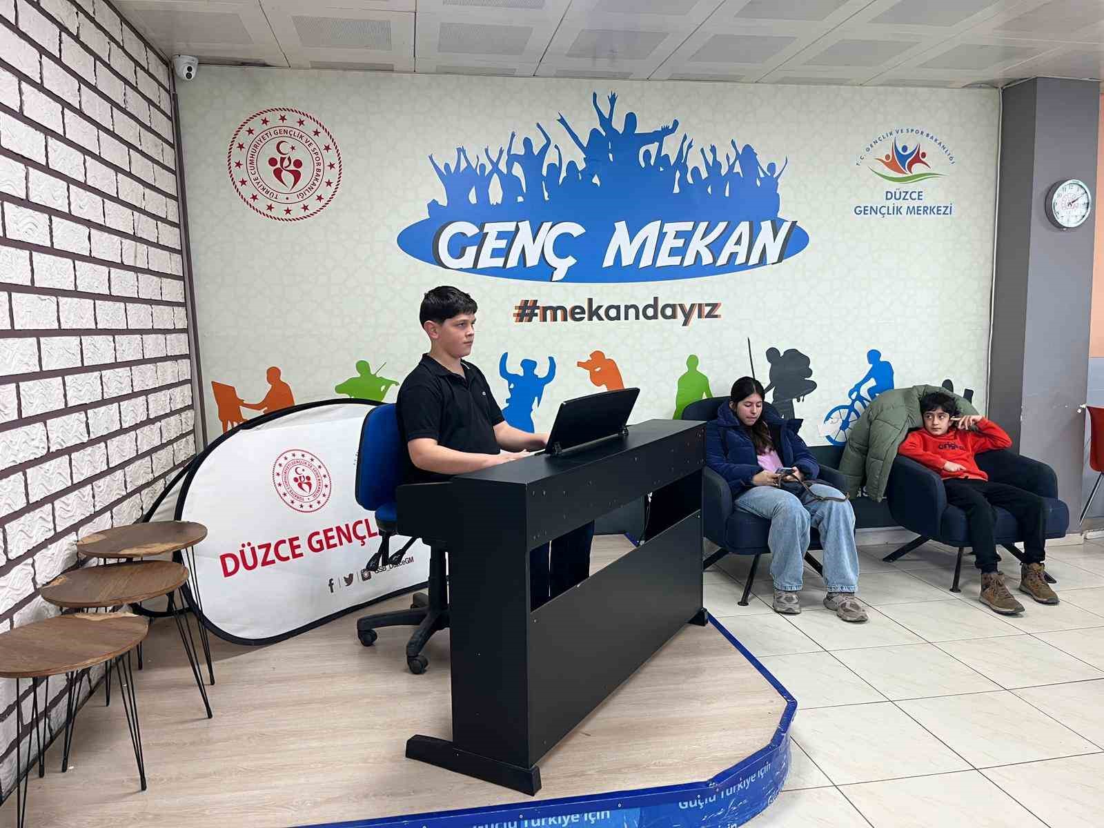 Genç mekanda piyano keyfi
