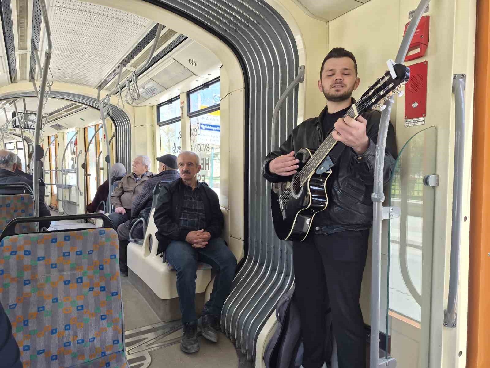 Genç müzisyen gitarıyla tramvayda konser verdi
