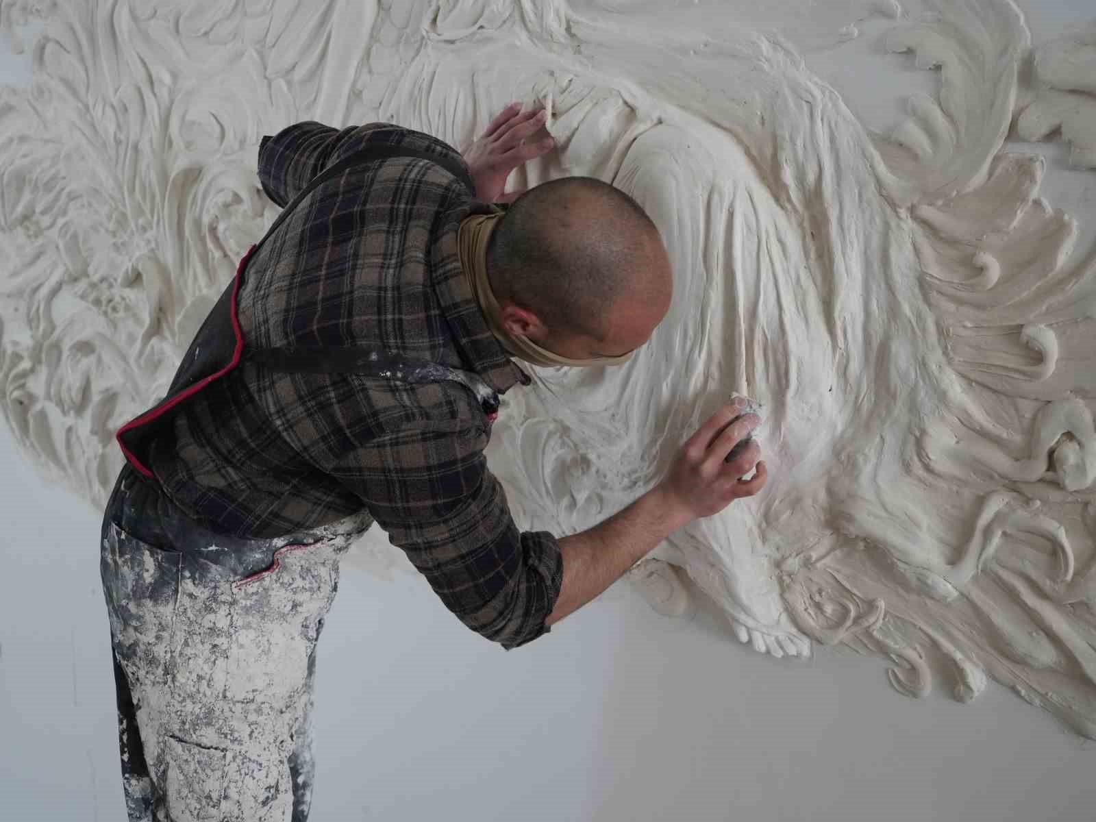 Genç sanatçı alçıyla duvarları resim tablosuna dönüştürüyor
Genç sanatçı alçıyla duvarları resim tablosuna dönüştürüyor