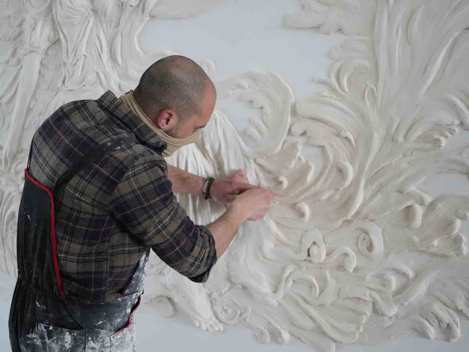 Genç sanatçı alçıyla duvarları resim tablosuna dönüştürüyor
Genç sanatçı alçıyla duvarları resim tablosuna dönüştürüyor