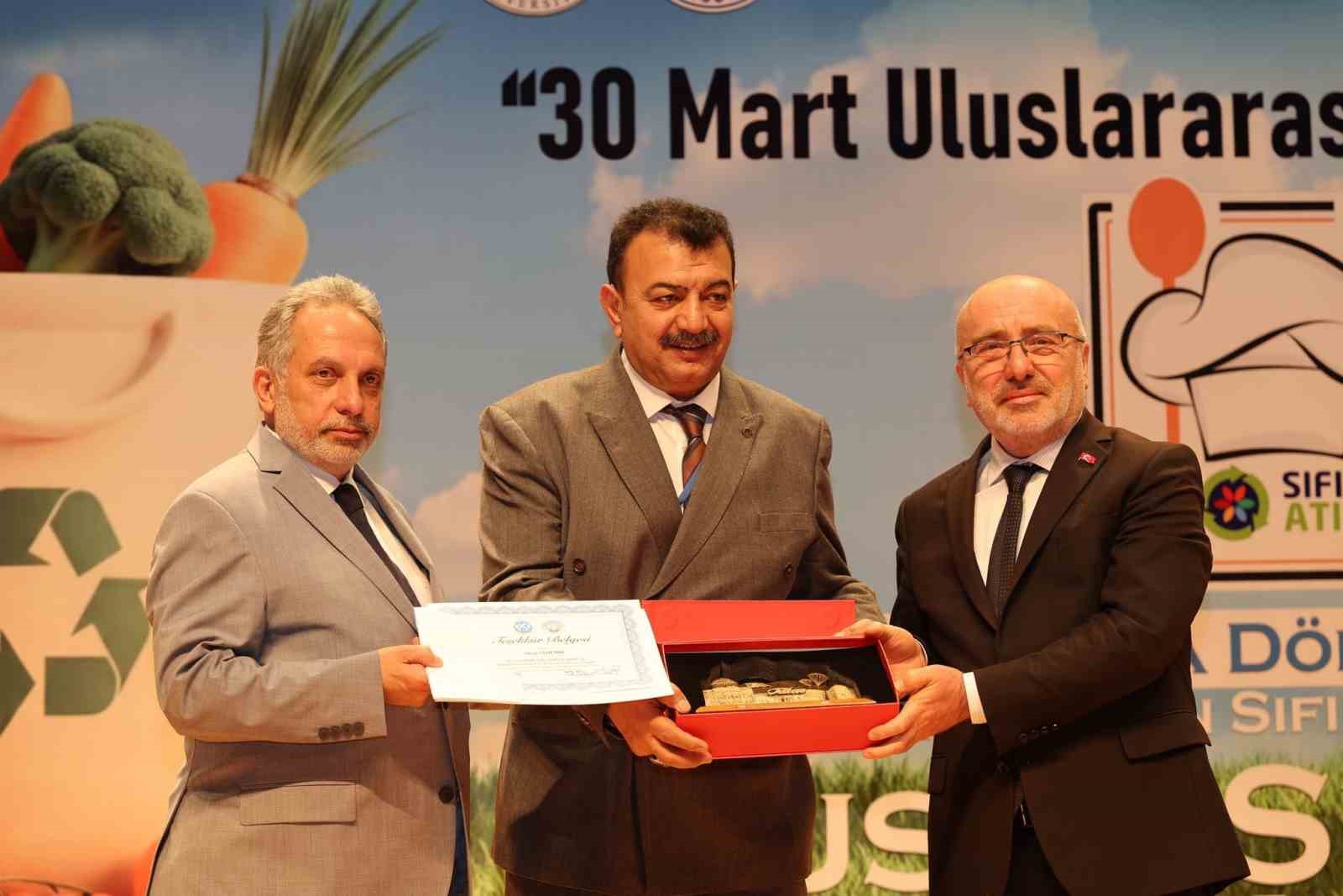 Genç şef adayları ödüllerini aldı
Genç şef adayları ödüllerini aldı