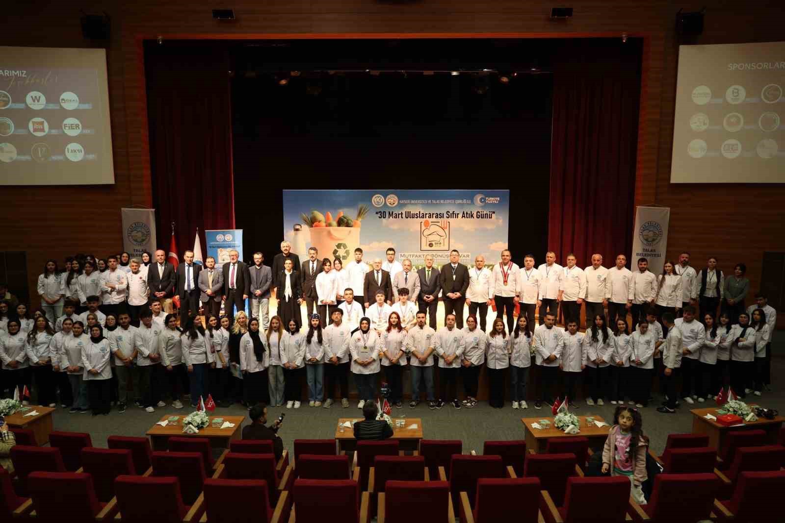 Genç şef adayları ödüllerini aldı
Genç şef adayları ödüllerini aldı