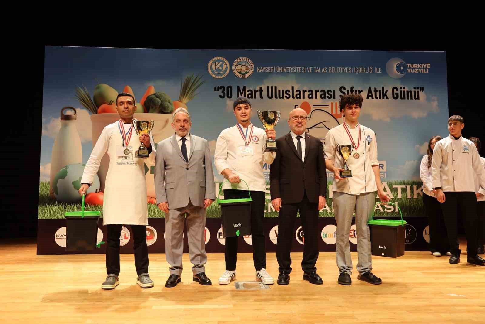 Genç şef adayları ödüllerini aldı
Genç şef adayları ödüllerini aldı