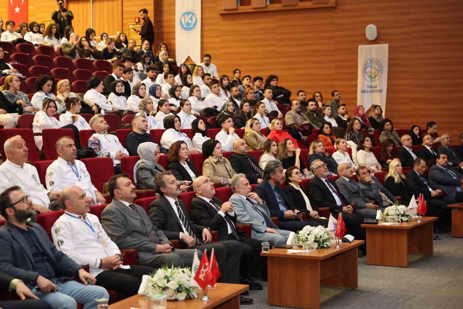 Genç şef adayları ödüllerini aldı
Genç şef adayları ödüllerini aldı