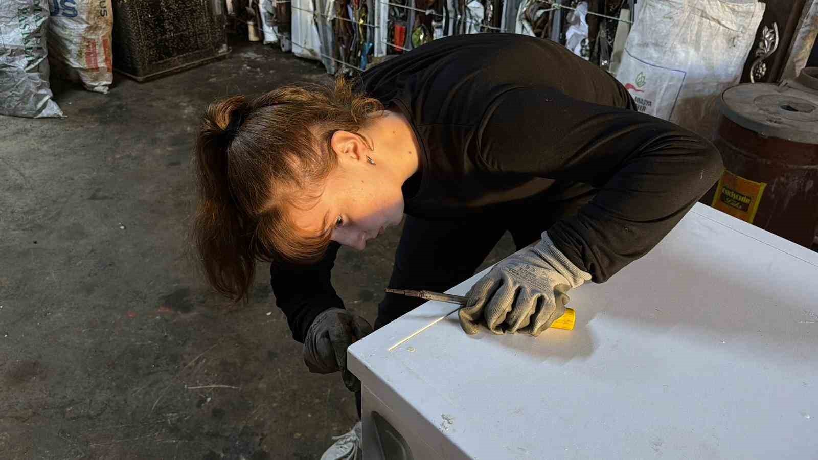 Genç sporcu geri dönüşüm atölyesinde geleceğini şekillendiriyor
