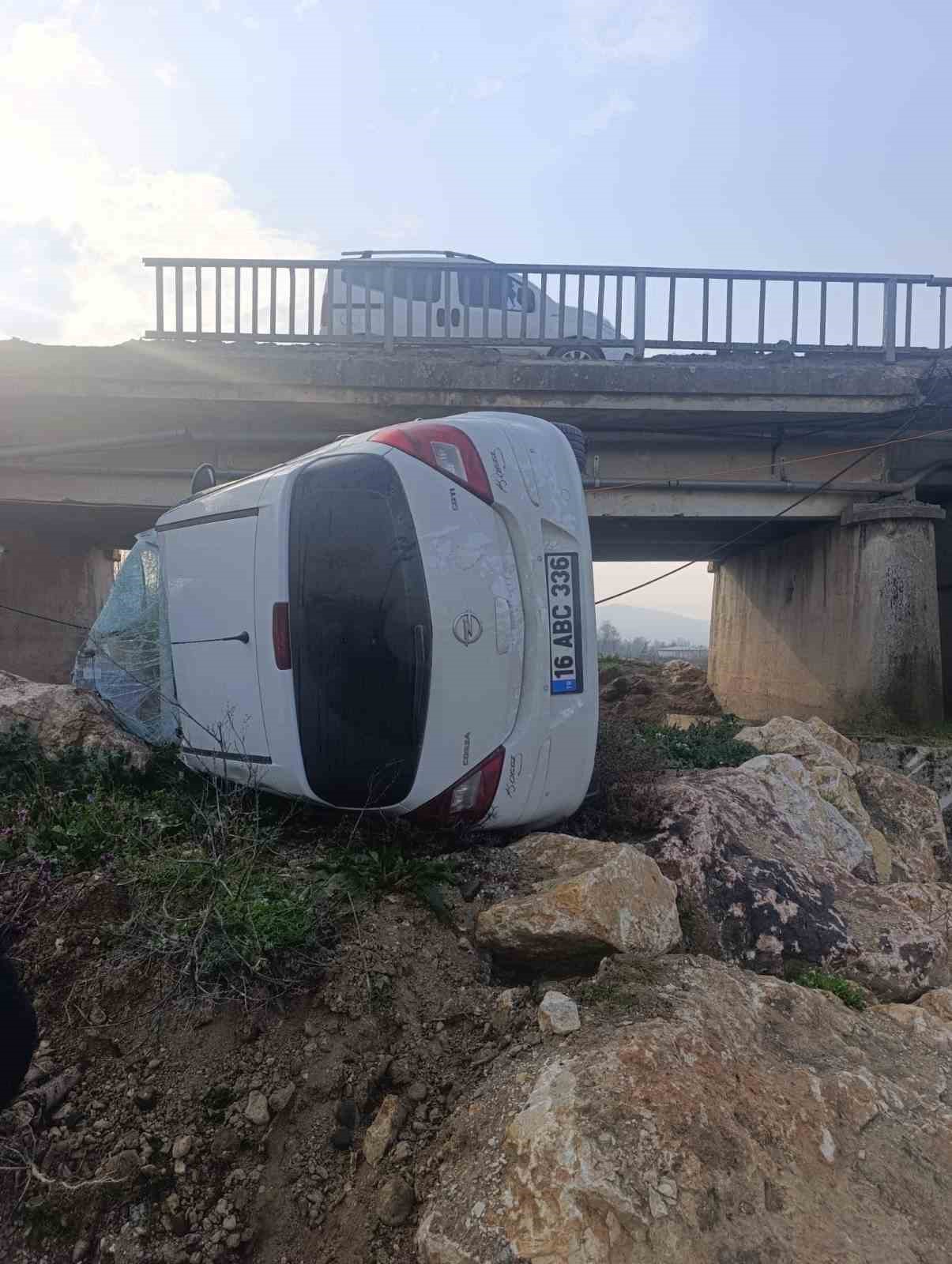 Genç sürücü ölümden döndü: Kontrolden çıkan araç köprüden uçtu, 1 yaralı
