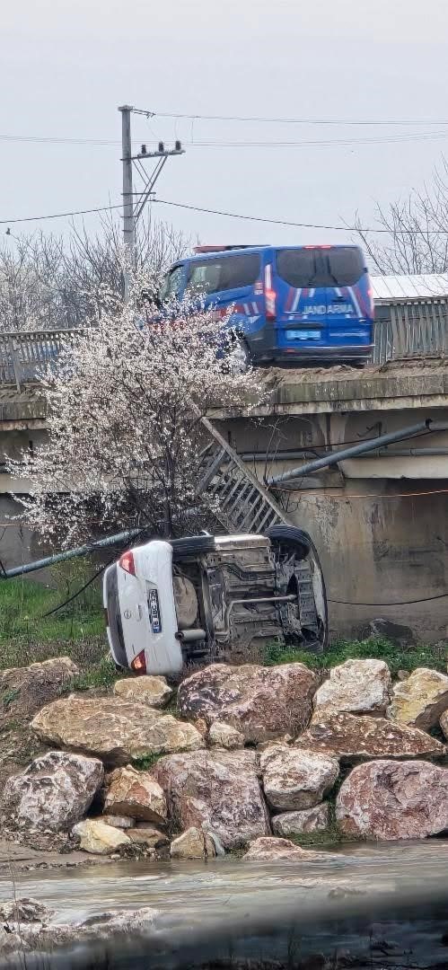 Genç sürücü ölümden döndü: Kontrolden çıkan araç köprüden uçtu, 1 yaralı
