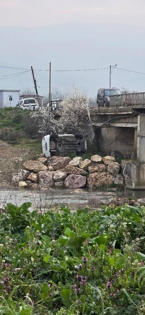 Genç sürücü ölümden döndü: Kontrolden çıkan araç köprüden uçtu, 1 yaralı

