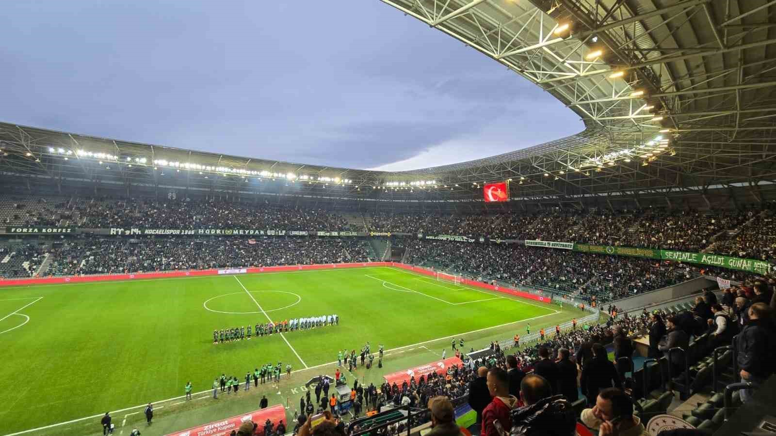 Genç taraftarın tribünden düştüğü anlar kamerada
