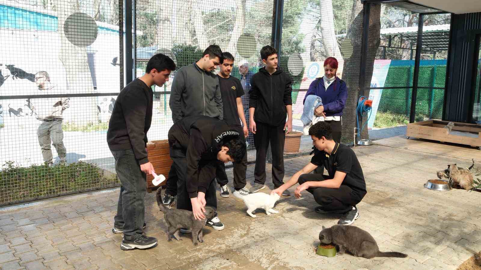 Gençerlerden patili canlara ziyaret
