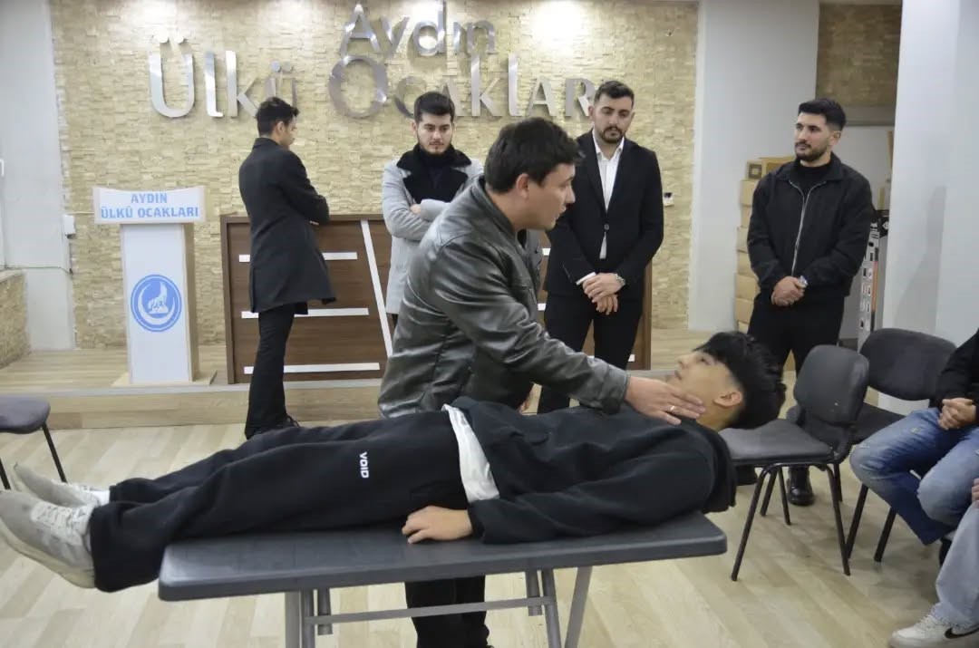 Gençler acil ve ilk yardım konusunda bilinçlendirildi

