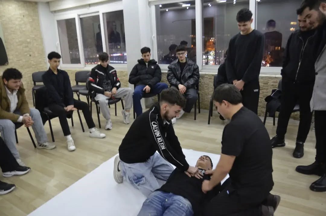 Gençler acil ve ilk yardım konusunda bilinçlendirildi
