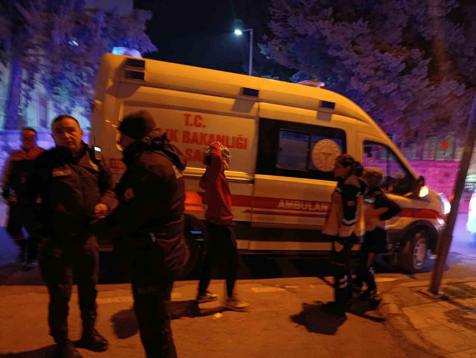 Gençler arasında bıçaklı kavga: 3 yaralı
