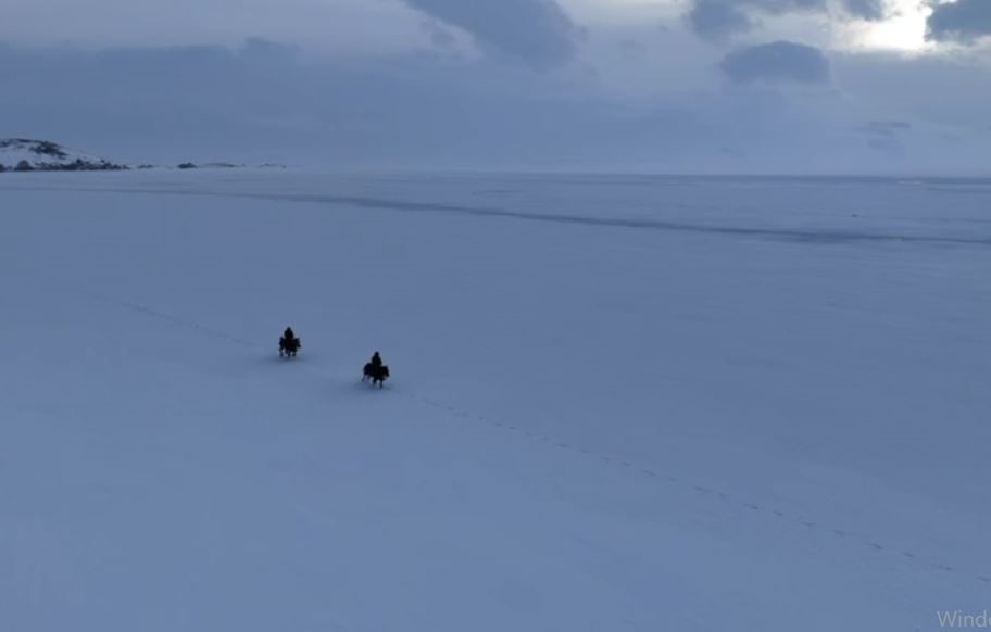 Gençler atları buz tutan Çıldır Göl’ü üzerinde dörtnala koştu
