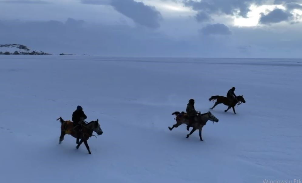Gençler atları buz tutan Çıldır Göl’ü üzerinde dörtnala koştu
