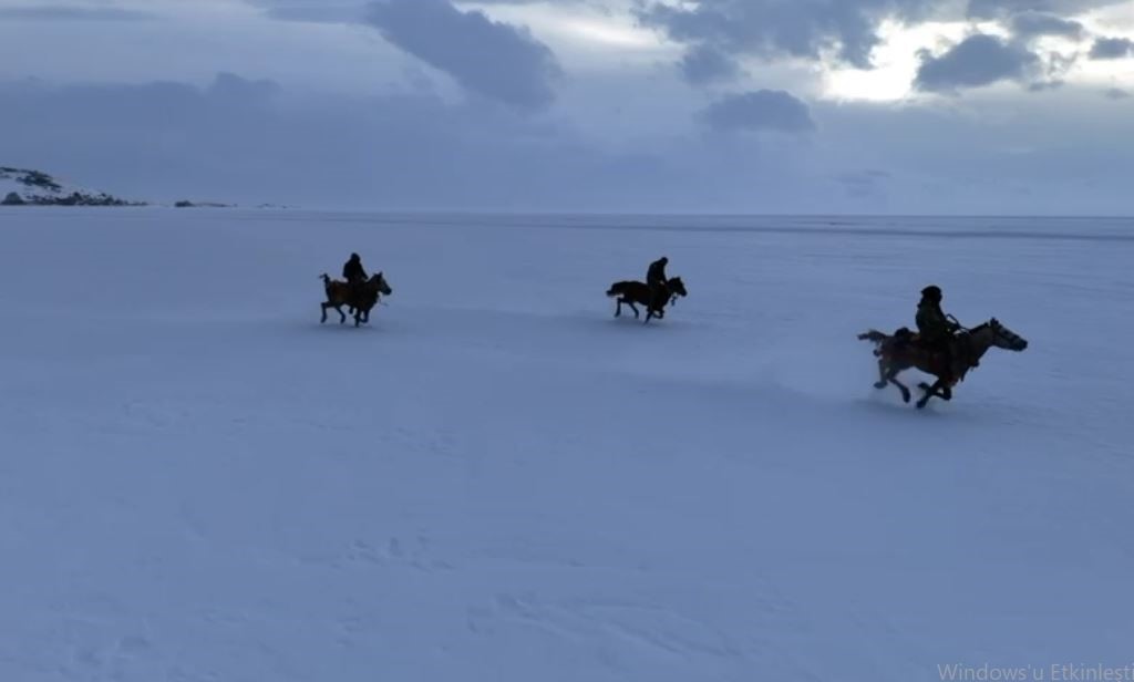 Gençler atları buz tutan Çıldır Göl’ü üzerinde dörtnala koştu
