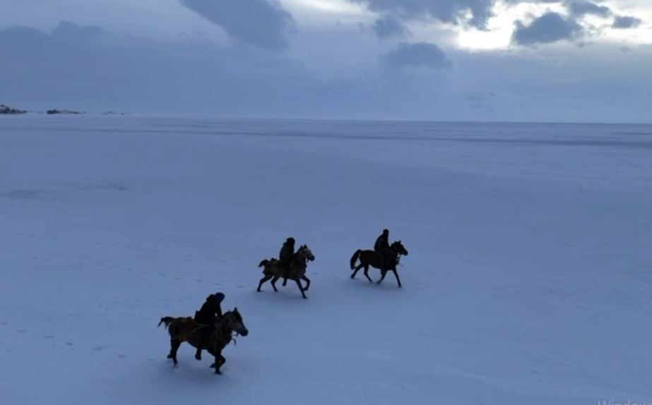 Gençler atları buz tutan Çıldır Göl’ü üzerinde dörtnala koştu

